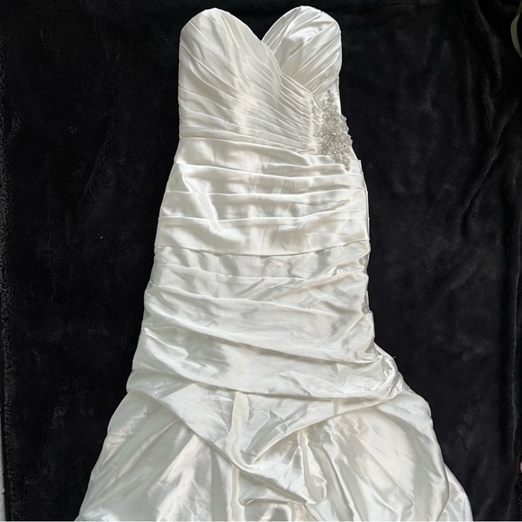 David's Bridal Ruched Strapless Wedding Dress Beadwork Accent White‎ Size 2 NEW - Picture 3 of 10